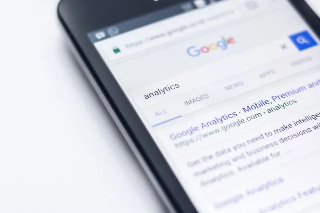 elektronik, mobiltelefon, skærm, smartphone, google, søgemaskine, mobil, internet side, internet, analyser, smartphone, google, google, google, google, google. SEO for små virksomheder: fra søgeord til synlighed