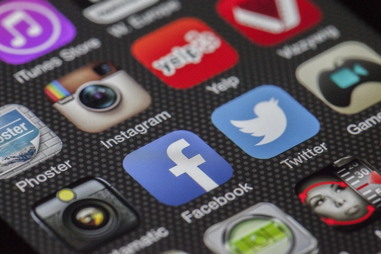 telefon, skærm, apps, applikationer, telefonapplikationer, mobiltelefon, smartphone, telefonens skærm, twitter, facebook, instagram, multimedie, sociale medier, sociale netværk, mobil, facebook, instagram, sociale medier, sociale medier, sociale medier, sociale medier, sociale medier